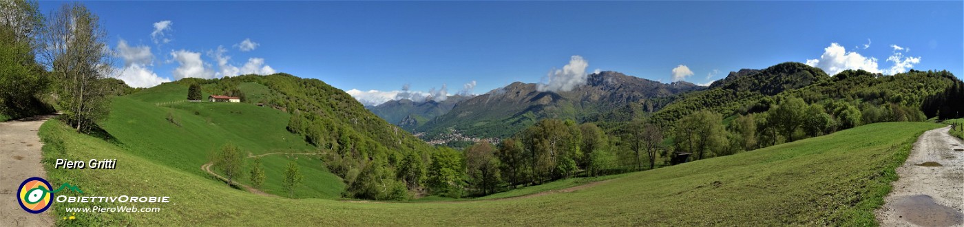 08 Buon tratto di cammino su strada agrosilvopastorale con vista iniziale in Valsassina.jpg